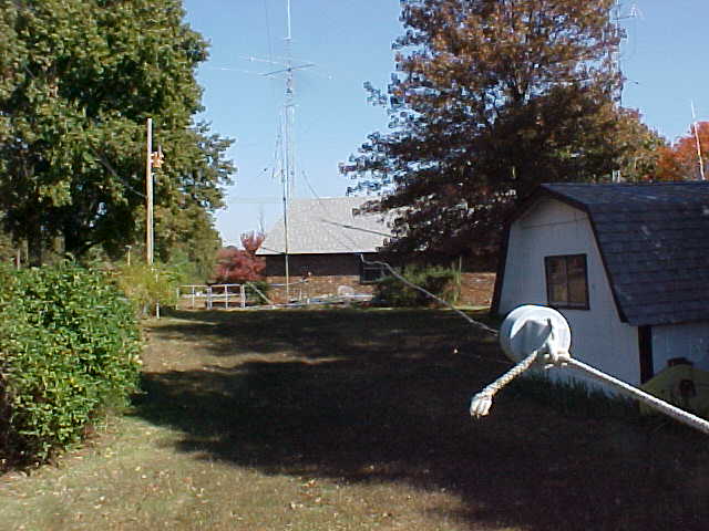 LL antenna from fence end.JPG (47493 bytes)