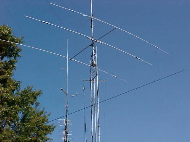 LL antenna on tower1.JPG (24769 bytes)