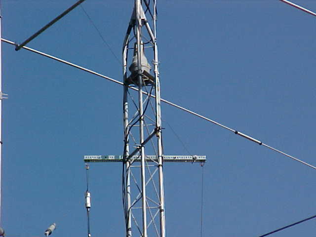 LL antenna on tower2.JPG (21156 bytes)